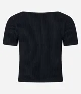 Blusa de poliamida negra, de manga corta, seamless con nervios y escote cuadrado.