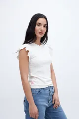 Musculosa verde oliva de tela rib con cuello redondo y volados en los hombros.