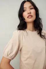 Remera negra de algodón con mangas abullonadas y elástico en la terminación.