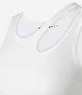 Musculosa deportiva sin costuras (seamless) color blanco, ajustada al cuerpo, con escote redondo y un recorte asimétrico en el tirante derecho.