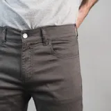 Pantalón de vestir azul con corte recto y cinco bolsillos.