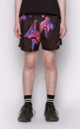 Short de baño negro con estampado abstracto en tonos violeta, naranja y rosa.