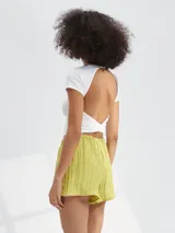 Short color verde lima, con cintura elástica y lazo ajustable.