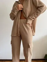 Camisa tejida de color beige, con diseño ligero y textura de waffle.