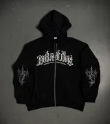 Campera negra con cierre metalizado, capucha ajustable, bolsillos tipo canguro y estampas en mangas y pecho.