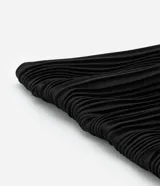 Pañuelo cuadrado de tela satinada color negro.