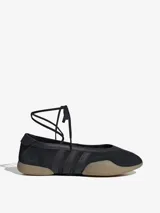 Bailarinas Adidas Taekwondo Mei color negro con las tres tiras laterales características de la marca. Presentan cordones para atar al tobillo y suela color caramelo.