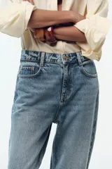 Jeans tobilleros de tiro alto color celeste, corte recto y cinco bolsillos.
