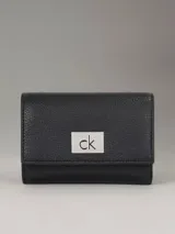 Billetera triple Calvin Klein de cuero sintético texturizado color negro, con logo metálico plateado. Incluye seis ranuras para tarjetas, dos ranuras para billetes y un compartimento para monedas con cremallera.
