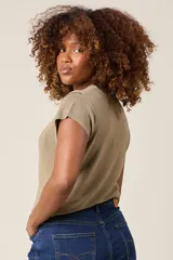 Blusa color beige de hilo con cuello redondo y mangas cortas con detalle de cadena plateada en los hombros.