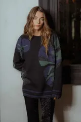 Sweater de tejido grueso color borgoña con estampado de flores abstractas en tonos azul y gris.