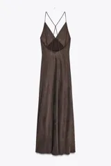Vestido largo marrón de Zara Woman Collection confeccionado en viscosa y lyocell, con escote pico y tirantes finos cruzados en la espalda.