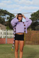 Remera lila de algodón con cuello redondo y mangas anchas.