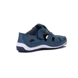 Zapato tipo guillermina color azul con calado en la capellada, ajuste con velcro y suela blanca.