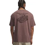 Remera marrón de corte holgado con cuello redondo y mangas cortas. Estampado frontal con el logo de Under Armour y texto "Under Armour Athletics".