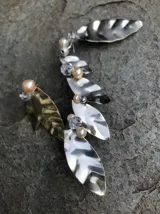 Trepadora elaborada en alpaca, adornada con perlas de río y cristales, personalizable en varios colores.