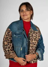 Campera de jean azul con mangas de animal print.