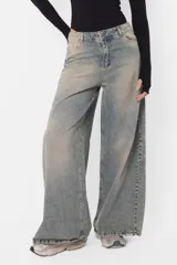 Pantalón denim de corte wide leg, tiro medio, color celeste con desgaste.