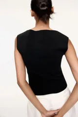 Remera negra de punto pesado, entallada, con escote bote y mangas japonesas.