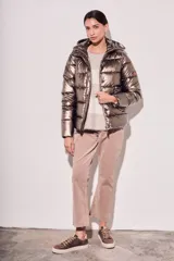 Campera engomada de poliéster, de corte ajustado y brillo metálico, con cierre frontal y detalles acolchados.