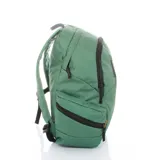 Mochila Caterpillar color rosa con logo negro estampado en el frente. Tiene un compartimento principal con cierre, un bolsillo frontal con cierre vertical y dos bolsillos laterales con cierre. Las correas son ajustables y acolchadas.