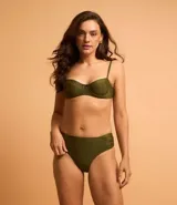 Top de bikini verde oliva con tirantes finos y copas con aro.