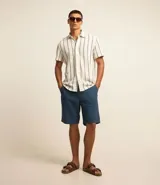 Bermuda masculina de sarga color rosado, con corte recto y bolsillos laterales.