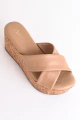 Sandalia dorada con plataforma de corcho, tiras cruzadas de cuero y plantilla acolchada.