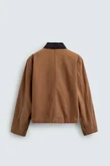 Cazadora relaxed fit de algodón acolchado, color celeste con efecto lavado. Tiene cuello solapa, manga larga con puño abotonado, bolsillos con cremallera en pecho y cadera, y cierre frontal con cremallera.