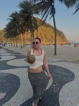 Pollera larga de viscosa con estampado de lunares blancos sobre fondo negro.