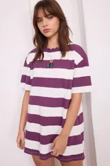 Remerón a rayas horizontales blancas y violetas con cuello redondo con detalle de ondas y bordado de una flor en el pecho.