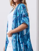 Kimono tejido con estampado de hojas azules, mangas amplias estilo japonés y terminación de ruedo con borlas.