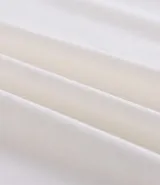 Remera de algodón color blanco crudo, corte comfort, cuello redondo y manga corta. Presenta un estampado localizado en el pecho con montañas, un sol y las palabras "WILD - FREE -".