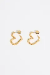 Par de aros dorados con forma de corazón irregular y textura ondulada.