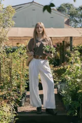 Pantalón sastrero de lino color blanco, de corte ancho y tiro alto.