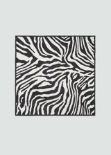 Pañuelo cuadrado con estampado animal print de cebra y tejido fluido con acabado satinado.