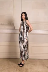 Vestido midi sin mangas con estampado animal print marrón y blanco, cuello redondo y ribetes negros.