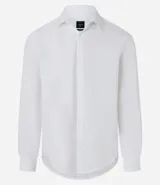 Camisa celeste de corte regular, confeccionada en microfibra, con cuello inglés, mangas largas y abotonado frontal.