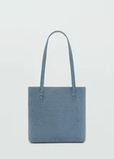 Bolso tipo tote de cuero color celeste con perforaciones circulares. Tiene doble asa corta y bolsillo interno.
