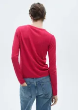 Sweater de punto fino color beige, con cuello redondo y mangas largas.