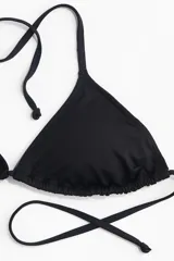 Top de bikini negro con copas triangulares y tiras finas para atar en el cuello y la espalda.