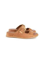 Sandalias Cherie de cuero gamuzado color caramelo, con dos tiras anchas ajustables con hebillas metálicas doradas.