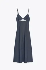 Vestido midi de denim azul con tirantes finos, escote en pico y pespuntes a contraste.