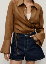 Short de jean de tiro alto color azul oscuro.