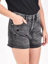 Short de jean negro con efecto lavado, tiro alto, corte recto y detalles rotos.