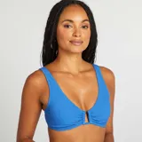 Top de bikini azul con textura acanalada, escote en V y detalle de abertura en el centro del busto.