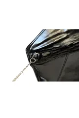 Sobre de fiesta negro charolado con solapa y cadena metálica plateada fina.