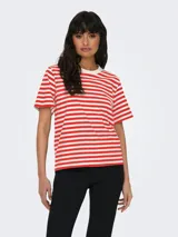 Camiseta de manga corta con cuello redondo y diseño a rayas horizontales rojas y blancas.