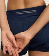 Bermuda deportiva de microfibra color blanco, corte runner con cintura elástica y forro interno.