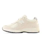 Championes New Balance 2002R color crema, con detalles en blanco y gris. Capellada de gamuza y malla, entresuela ABZORB y suela N-ergy.